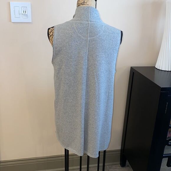 Warm and stylish vest with side pockets - Picture 5 of 7